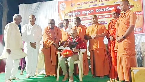  ಉಗಾರ ಖುರ್ದ ಪಟ್ಟಣದ ಮಲ್ಲಿಕಾರ್ಜುನ ಗುರುದೇವಾಶ್ರಮದಲ್ಲಿ ಹಮ್ಮಿಕೊಂಡಿದ್ದ ಸತ್ಸಂಗ ಸಮಾರೋಪ ಸಮಾರಂಭದಲ್ಲಿ ಡಾ.ಪ್ರಭಾಕರ ಕೋರೆ ಅವರನ್ನು ಸನ್ಮಾನಿಸಲಾಯಿತು. ಶರಣಾನಂದ ಸ್ವಾಮೀಜಿ, ಬಸವಲಿಂಗ ಸ್ವಾಮೀಜಿ ಇತರರಿದ್ದರು.