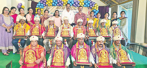ಮದ್ದೂರು ತಾಲೂಕಿನ ಗೆಜ್ಜಲಗೆರೆಯಲ್ಲಿ ಭಾರತೀ ನಗರದ ಭಾರತಿ ಪ್ರೌಢಶಾಲೆಯ 1993-94 ಸಾಲಿನ ವಿದ್ಯಾರ್ಥಿಗಳಿಂದ ನಡೆದ ಗುರುವಂದನಾ ಕಾರ್ಯಕ್ರಮದಲ್ಲಿ ನಿವೃತ್ತ ಶಿಕ್ಷಕರನ್ನು ಅಭಿನಂದಿಸಲಾಯಿತು. ಎಂ.ಮಾಯಪ್ಪ, ಶಿಕ್ಷಕರಾದ ಟಿ.ಪಿ.ಚೌಡಯ್ಯ, ಜಿ.ವಿ.ನರಸಿಂಹಮೂರ್ತಿ, ಬಿ.ಸಿ.ಕೃಷ್ಣಪ್ರಸಾದ್, ಡಿ.ಕೆ.ರಾಮಚಂದ್ರಯ್ಯ, ಎಂ.ಎಸ್.ಶಿವಣ್ಣ ಇದ್ದರು.