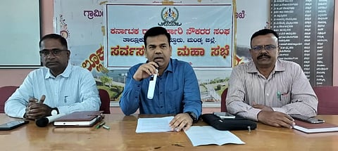 ಮದ್ದೂರು ನಗರದ ತಾಲೂಕು ಪಂಚಾಯಿತಿ ಸಭಾಂಗಣದಲ್ಲಿ ನಡೆದ 77ನೇ ಗಣರಾಜ್ಯೋತ್ಸವದ ಪೂರ್ವಭಾವಿ ಸಭೆಯಲ್ಲಿ ತಹಸೀಲ್ದಾರ್ ಪರಶುರಾಮ್ ಸತ್ತಿಗೇರಿ ಮಾತನಾಡಿದರು. ರಾಮಲಿಂಗಯ್ಯ, ಧನಂಜಯ ಇದ್ದರು.