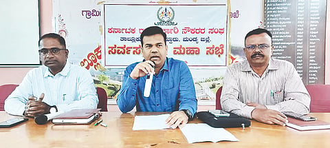 ಮದ್ದೂರು ನಗರದ ತಾಲೂಕು ಪಂಚಾಯಿತಿ ಸಭಾಂಗಣದಲ್ಲಿ ನಡೆದ 77ನೇ ಗಣರಾಜ್ಯೋತ್ಸವದ ಪೂರ್ವಭಾವಿ ಸಭೆಯಲ್ಲಿ ತಹಸೀಲ್ದಾರ್ ಪರಶುರಾಮ್ ಸತ್ತಿಗೇರಿ ಮಾತನಾಡಿದರು. ರಾಮಲಿಂಗಯ್ಯ, ಧನಂಜಯ ಇದ್ದರು.