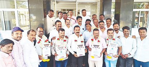 ಮದ್ದೂರು ತಾಲೂಕು ಕಾರ್ಯನಿರತ ಪತ್ರಕರ್ತರ ಸಂಘದ ನೂತನ ಪದಾಧಿಕಾರಿಗಳನ್ನು ರಾಜ್ಯ ಉಪಾಧ್ಯಕ್ಷ ಮತ್ತಿಕೆರೆ ಜಯರಾಮು, ಕಾರ್ಯದರ್ಶಿ ಕೆರಗೋಡು ಸೋಮಶೇಖರ್ ಅಭಿನಂದಿಸಿದರು. ಕೆ.ಸಿ.ಮಂಜುನಾಥ್, ರವಿ ಸಾವಂದಿಪುರ, ಮಂಜುನಾಥ್, ಎಸ್.ಪುಟ್ಟಸ್ವಾಮಿ ಇತರರಿದ್ದರು.