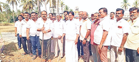ಮದ್ದೂರು ತಾಲೂಕಿನ ಕದಲೂರು ಗ್ರಾಮದಲ್ಲಿ 1 ಕೋಟಿ ರೂ. ವೆಚ್ಚದಲ್ಲಿ ರಸ್ತೆ ಅಭಿವೃದ್ಧಿ ಕಾಮಗಾರಿಗೆ ಶಾಸಕ ಕೆ.ಎಂ.ಉದಯ್ ಚಾಲನೆ ನೀಡಿದರು. ಹರೀಶ್‌ಬಾಬು, ಪಿ.ಸಂದರ್ಶ, ಕದಲೂರು ರಾಮಕೃಷ್ಣ, ತಿಮ್ಮೇಗೌಡ, ಕೆ.ಎಂ.ರವಿ. ನಿಡಘಟ್ಟ ಪ್ರಕಾಶ್ ಇದ್ದರು.