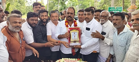 ಮದ್ದೂರು ತಾಲೂಕಿನ ಪಣ್ಣೆದೊಡ್ಡಿ ಗೇಟ್‌ನಲ್ಲಿ ಕಾಂಗ್ರೆಸ್ ಮುಖಂಡರು ಹಾಗೂ ಕಾರ್ಯಕರ್ತರು ಶಾಸಕ ಕೆ.ಎಂ.ಉದಯ್ ಅವರನ್ನು ಅಭಿನಂದಿಸಿದರು. ಗೋಪಿ, ಪಣ್ಣೆದೊಡ್ಡಿ ಸುಧಾಕರ್, ಸನೀಲ್, ಮುರಳಿ, ನಾಗರಾಜು, ಶೋಭಾ, ತಿಮ್ಮೇಗೌಡ, ಪುಟ್ಟಸ್ವಾಮಿ ಇದ್ದರು.