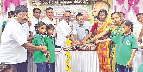 ಮದ್ದೂರು ತಾಲೂಕಿನ ನಿಡಘಟ್ಟ ಗ್ರಾಮದಲ್ಲಿ ಶತಮಾನೋತ್ಸವ ಆಚರಿಸಿಕೊಂಡಿರುವ ಸರ್ಕಾರಿ ಹಿರಿಯ ಪ್ರಾಥಮಿಕ ಶಾಲೆಯ ನೂತನ ಶಾಲಾ ಕಟ್ಟಡಗಳ ಉದ್ಘಾಟನಾ ಸಮಾಂರಂಭವನ್ನು ಶಾಸಕ ಕೆ.ಎಂ.ಉದಯ್ ಉದ್ಘಾಟಿಸಿದರು. ಎನ್.ಎಂ.ಪ್ರಕಾಶ್, ನಾರಾಯಣಸ್ವಾಮಿ, ಧನಂಜಯ, ರಾಜೇಶ್ವರಿ, ಜ್ಞಾನೇಶ್, ನಾಗಪ್ಪ ಇತರರಿದ್ದರು.