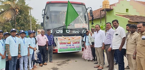 ಶಾಲಾ ಶಿಕ್ಷಣ ಮತ್ತು ಸಾಕ್ಷರತಾ ಇಲಾಖೆ ಹಾಗೂ ಕರ್ನಾಟಕ ಪ್ರವಾಸೋದ್ಯಮ ಇಲಾಖೆ ಸಹಯೋಗದೊಂದಿಗೆ 4 ದಿನಗಳ ಕಾಲ ಕರ್ನಾಟಕ ದರ್ಶನ ಶೈಕ್ಷಣಿಕ ಪ್ರವಾಸ ಕಾರ್ಯಕ್ರಮಕ್ಕೆ ಮದ್ದೂರು ತಾಲೂಕಿನ ಕದಲೂರು ಗ್ರಾಮದಲ್ಲಿ ಶಾಸಕ ಕೆ.ಎಂ.ಉದಯ್ ಚಾಲನೆ ನೀಡಿದರು. ಧನಂಜಯ, ನಾಗೇಶ್, ರವಿ, ಅನಂತೇಗೌಡ, ಆನಂದ್, ಮಹೇಶ್, ನಾಗೇಶ್ ಇದ್ದರು.