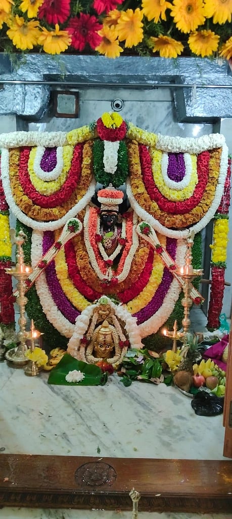 ಮದ್ದೂರು ನಗರದ ಕೋಟೆ ಬೀದಿಯಲ್ಲಿರುವ ಕೋಟೆ ಮಾರಮ್ಮ ದೇಗುಲದಲ್ಲಿ ದೇವರಿಗೆ ವಿಶೇಷ ಅಲಂಕಾರ ಮಾಡಲಾಗಿತ್ತು.