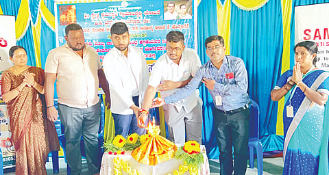 ಮದ್ದೂರು ತಾಲೂಕಿನ ಪ್ರಾಥಮಿಕ ಆರೋಗ್ಯ ಕೇಂದ್ರದಲ್ಲಿ ಆಯೋಜಿಸಿದ್ದ ಆರೋಗ್ಯ ಶಿಬಿರವನ್ನು ಮನೋಜ್ ಕುಮಾರ್ ಉದ್ಘಾಟಿಸಿದರು.ಎಂ.ಎ.ಹಾಲಪ್ಪ, ಚಿಕ್ಕಮೊಗ, ಭಾನುಪ್ರಿಯಾ, ಭಾಗ್ಯಾ, ತೇಜವತಿ ಇದ್ದರು.
