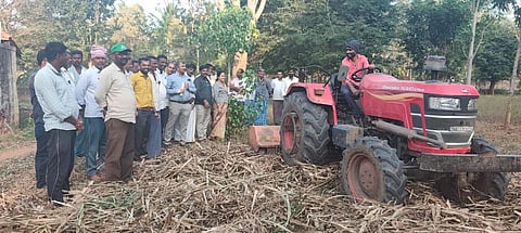 ಮದ್ದೂರು ತಾಲೂಕಿನ ಕೆ.ಬೆಳ್ಳೂರು ಗ್ರಾಮದ ಪ್ರವಾಸಿ ಮಂದಿರದಲ್ಲಿ ಕಬ್ಬು ಬೆಳೆಯಲ್ಲಿ ಮಣ್ಣಿನ ಆರೋಗ್ಯ ಮತ್ತು ಸಮಗ್ರ ನೀರಿನ ಕ್ರಮಗಳ ಕುರಿತ ಕಿಸಾನ್ ಗೋಷ್ಠಿ ಕಾರ್ಯಕ್ರಮ ಹಮ್ಮಿಕೊಳ್ಳಲಾಗಿತ್ತು. ವಿ.ಎಸ್.ಅಶೋಕ್, ಡಾ.ಆನಂದ, ಎಚ್.ಜಿ.ಪ್ರತಿಭಾ, ಎಂ.ಶಿವಪ್ಪ, ಕೆ.ಎನ್.ಕುರಣ, ಎಸ್.ಗವಾಸ್ಕರ್ ಇದ್ದರು.