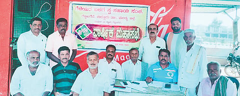 ಮದ್ದೂರು ತಾಲೂಕಿನ ಗೆಜ್ಜಲಗೆರೆ ಗ್ರಾಮದ ಗೆಳೆಯರ ಬಳಗ ಸ್ವ ಸಹಾಯ ಸಂಘದ ವಾರ್ಷಿಕ ಮಹಾ ಸಭೆ ನಡೆಯಿತು. ಜಿ.ಪಿ.ಮೋಹನ್, ಕೆ.ಬಿ.ಸಿದ್ದೇಗೌಡ, ಕೆ.ಸಿ.ನಾಗೇಶ್, ಎಂ.ಸಿ.ಸತೀಶ್‌ಕುಮಾರ್, ಎಸ್.ಬಿ.ರವಿಕುಮಾರ್, ಜಿ.ಆರ್.ರಾಮು ಇದ್ದರು. -----------