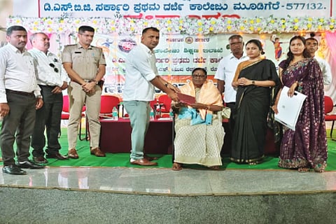 ಮೂಡಿಗೆರೆ ಸರ್ಕಾರಿ ಪ್ರಥಮ ದರ್ಜೆ ಕಾಲೇಜಿನಲ್ಲಿ ನಡೆದ ಪಠ್ಯೇತರ ಚಟುವಟಿಕೆಗಳ ಸಮಾರೋಪ ಕಾರ್ಯಕ್ರಮದಲ್ಲಿ ಮಾಜಿ ಸಚಿವೆ ಮೋಟಮ್ಮ ಅವರನ್ನು ಸನ್ಮಾನಿಸಲಾಯಿತು.  