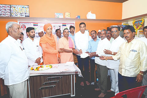 ಶಿಂಧೋಗಿ ಗ್ರಾಮದ ಲೋಕೇಶ್ವರಿ ಪಿಕೆಪಿಎಸ್​ ಸಭಾಭವನದಲ್ಲಿ ರೈತರಿಗೆ ವಿರೂಪಾಕ್ಷ ಮಾಮನಿ ಹಾಗೂ ಶ್ರೀಗಳು ಸಾಲಪತ್ರ ವಿತರಿಸಿದರು. ಮುಕ್ತಾನಂದ ಸ್ವಾಮೀಜಿ, ಮಡಿವಾಳಯ್ಯಸ್ವಾಮಿ ಹಿರೇಮಠ, ಅನಿಲರಾವ್​ ಕದಂ, ವಿ.ಎಚ್​. ಪಾಟೀಲ ಇತರರಿದ್ದರು.