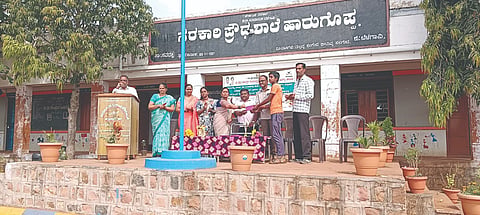 ಹಾರುಗೊಪ್ಪದಲ್ಲಿ ಹಮ್ಮಿಕೊಂಡಿದ್ದ ಸಮಾರಂಭದಲ್ಲಿ ವಿಜೇತ ವಿದ್ಯಾರ್ಥಿಗಳಿಗೆ ಬಹುಮಾನ ವಿತರಿಸಲಾಯಿತು. ಎಸ್​.ವಿ.ಯರಡ್ಡಿ, ಮಂಜುಳಾ ದಂಡಪ್ಪನವರ, ಪ್ರೀತಿ ಧಮಸೂರ, ವಿ.ಎ್​.ಮರಿತಮ್ಮಣ್ಣವರ, ಆಶಾದೇವಿ, ಎಸ್​.ಆರ್​.ಪಾಟೀಲ ಇದ್ದರು.