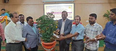 ರಾಯಚೂರಿನ ಕೃಷಿ ಎಂಜಿನಿಯರಿಂಗ್ ಕಾಲೇಜಿನ ಸೆಮಿನಾರ್ ಹಾಲ್‌ನಲ್ಲಿ ಬುಧವಾರ ಭಾರತ ಸರ್ಕಾರದ ಜಲಶಕ್ತಿ ಸಚಿವಾಲಯದ ಜಲಸಂಪನ್ಮೂಲ ಇಲಾಖೆಯಿಂದ ಅಂತರ್ಜಲ-ಸಂಬಂಧಿತ  ಸಮಸ್ಯೆಗಳು ಮತ್ತು ಅಂತರ್ಜಲ ನಿರ್ವಹಣೆ ಕುರಿತು 3ನೇ ಶ್ರೇಣಿ ತರಬೇತಿ ಕಾರ್ಯಕ್ರಮಕ್ಕೆ ಬೆಂಗಳೂರಿನ ಎಸ್‌ಡಬ್ಲೂೃಆರ್ ಪ್ರಾದೇಶಿಕ ನಿರ್ದೇಶಕ ಜಿ.ಕೃಷ್ಣಮೂರ್ತಿ ಚಾಲನೆ ನೀಡಿದರು.