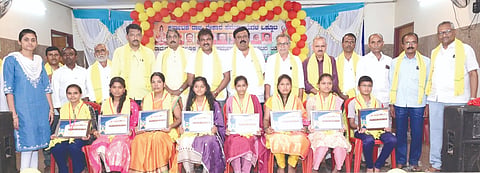 ಸೋಮಶೇಖರ ಅಭಿಮತ  ರಾಮದುರ್ಗದಲ್ಲಿ ವಿದ್ಯಾರ್ಥಿಗಳಿಗೆ ಪ್ರತಿಭಾ ಪುರಸ್ಕಾರ ಎಸ್ಸೆಸ್ಸೆಲ್ಸಿ ಹಾಗೂ ಪಿಯುಸಿಯಲ್ಲಿ ಹೆಚ್ಚು ಅಂಕ ಪಡೆದು ನೇಕಾರ ಸಮುದಾಯದ ವಿದ್ಯಾರ್ಥಿಗಳಿಗೆ ರಾಮದುರ್ಗದಲ್ಲಿ ಪ್ರತಿಭಾ ಪುರಸ್ಕಾರ ನೀಡಲಾಯಿತು. ಬಿ.ಎಸ್.ಸೋಮಶೇಖರ, ಮಲ್ಲಣ್ಣ ಯಾದವಾಡ, ಶಂಕ್ರಣ್ಣ ಮುರುಡಿ, ಗಜಾನನ ಗುಂಜೇರಿ, ಗೋಪಾಲ ಪಾತಾಳಿ, ಹಷಿಕೇಶ ಕುಲಕರ್ಣಿ ಇತರರಿದ್ದರು.