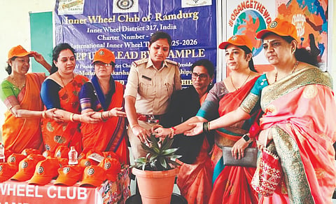 ರಾಮದುರ್ಗದಲ್ಲಿ ಹಮ್ಮಿಕೊಂಡಿದ್ದ ಜಾಗತಿ ಅಭಿಯಾನವನ್ನು ರೂಪಾ ಅಮಟೂರ ಹಾಗೂ ಸವಿತಾ ಮುನ್ಯಾಳ ಉದ್ಘಾಟಿಸಿದರು. ಸುಲೋಚನಾ ಯಾದವಾಡ, ಲೀಲಾವತಿ ಆರಿಬೆಂಚಿ, ಹೇಮಲತಾ ಕಲ್ಯಾಣಿ ಇತರರಿದ್ದರು.