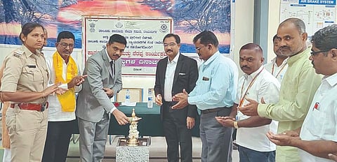 ಕಂಕಣವಾಡಿ ಗ್ರಾಮದ ಸರ್ಕಾರಿ ಐಟಿಐ ಕಾಲೇಜಿನಲ್ಲಿ ಹಮ್ಮಿಕೊಂಡಿದ್ದ ಕಾನೂನು ಅರಿವು ಕಾರ್ಯಕ್ರಮವನ್ನು ದಿವಾಣಿ ನ್ಯಾಯಾಧೀಶ ಮಂಜುನಾಥ ಬಣಕಾರ ಉದ್ಘಾಟಿಸಿದರು. ಎ.ಎ.ಮುದಕವಿ, ಡಿ.ಎಂ.ನದ್​ಾ, ಐ.ಎಂ.ಮುಲ್ಲಾ, ಸವಿತಾ ಮುನ್ಯಾಳ ಇತರರಿದ್ದರು.