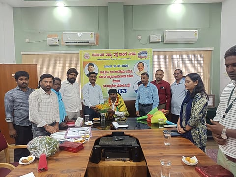ಚಾಮರಾಜನಗರದ ಕೆಎಸ್‌ಆರ್‌ಟಿಸಿ ವಿಭಾಗೀಯ ನಿಯಂತ್ರಣಾಧಿಕಾರಿಗಳ ಕಚೇರಿಯಲ್ಲಿ ಸೋಮವಾರ ಆಯೋಜಿಸಿದ್ದ ಪೌರಕಾರ್ಮಿಕರ ನೇರ ಸಂವಾದ ಹಾಗೂ ಅಧಿಕಾರಿಗಳ ಪ್ರಗತಿ ಪರಿಶೀಲನಾ ಸಭೆಯ ಬಳಿಕ ರಾಜ್ಯ ಸಫಾಯಿ ಕರ್ಮಚಾರಿಗಳ ಆಯೋಗದ ಸದಸ್ಯ ಸಿ. ಶಂಕರ ಅಂಕನಶೆಟ್ಟಿಪುರ ಅವರನ್ನು ಸನ್ಮಾನಿಸಲಾಯಿತು. ಕೆಎಸ್‌ಆರ್‌ಟಿಸಿ ವಿಭಾಗೀಯ ನಿಯಂತ್ರಣಾಧಿಕಾರಿ ನಾಗರಾಜು, ತಾಲೂಕು ಘಟಕ ವ್ಯವಸ್ಥಾಪಕರು ಇತರರು ಹಾಜರಿದ್ದರು.