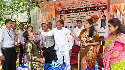  ಚಾಮರಾಜನಗರದ ನಗರದ ಬಾಲಕಿಯರ ಸರ್ಕಾರಿ ಪದವಿಪೂರ್ವ ಕಾಲೇಜಿನಲ್ಲಿ (ಪ್ರೌಢಶಾಲೆ ವಿಭಾಗ) ಸೋಮವಾರ ಆಯೋಜಿಸಿದ್ದ ರಾಷ್ಟ್ರೀಯ ಜಂತುಹುಳು ನಿವಾರಣಾ ದಿನಾಚರಣೆ ಕಾರ್ಯಕ್ರಮದಲ್ಲಿ ಸಚಿವ ಸಿ.ಪುಟ್ಟರಂಗಶೆಟ್ಟಿ ವಿದ್ಯಾರ್ಥಿನಿಗೆ ಅಲ್ಬೆಂಡಝೋಲ್-400 ಎಂ.ಜಿ ಮಾತ್ರೆ ನುಂಗಿಸಿದರು. ಡಿಸಿ ಶ್ರೀರೂಪಾ, ಜಿಪಂ ಸಿಇಒ ಮೋನಾರೋತ್, ಡಾ.ರಾಜೇಶ್, ಡಾ.ರೇಣುಕಾ ಇತರರು ಹಾಜರಿದ್ದರು.