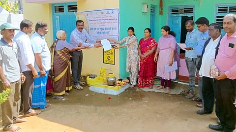 ಚಾಮರಾಜನಗರ ತಾಲೂಕಿನ ದೊಡ್ಡರಾಯಪೇಟೆ ಗ್ರಾಮದಲ್ಲಿ ಪೂರ್ಣಗೊಂಡಿರುವ ಜೆಜೆಎಂ ಯೋಜನೆಯನ್ನು ಗ್ರಾಪಂಗೆ ಹಸ್ತಾಂತರಿಸಲಾಯಿತು. ಗಗನಾ, ಸಿದ್ದರಾಜು, ಜಗದೀಶ್, ಪುರುಷೋತ್ತಮ್, ಆಶಾ, ರೇಣುಕಾ, ಜೋಸ್ೆ, ನಾಗೇಂದ್ರ ಮತ್ತು ಇತರರು ಇದ್ದರು.