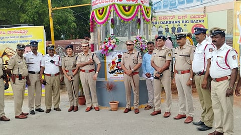 ಚಾಮರಾಜನಗರದ ಶ್ರೀಭುವನೇಶ್ವರಿ ವೃತ್ತದಲ್ಲಿ ನೂತನ ಪೊಲೀಸ್ ಚೌಕಿಯನ್ನು ಜಿಲ್ಲಾ ಪೊಲೀಸ್ ವರಿಷ್ಠಾಧಿಕಾರಿ ಎಂ.ಮುತ್ತುರಾಜು ಶುಕ್ರವಾರ ಉದ್ಘಾಟಿಸಿದರು. ಎಎಸ್ಪಿ ಎಂ.ಎನ್.ಶಶಿಧರ್, ಡಿವೈಎಸ್ಪಿ ಶಶಿಧರ್ ಮತ್ತು ಇತರರು ಹಾಜರಿದ್ದರು.