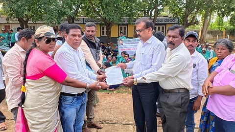  ಚಾಮರಾಜನಗರ ಜಿಲ್ಲಾಡಳಿತ ಭವನದ ಮುಂಭಾಗ ಶುಕ್ರವಾರ ಪ್ರತಿಭಟನೆ ನಡೆಸಿದ ಜಿಲ್ಲಾ ಬುಡಕಟ್ಟು ಗಿರಿಜನ ಅಭಿವೃದ್ಧಿ ಸಂಘದ ಸದಸ್ಯರು ಎಡಿಸಿ ಜವರೇಗೌಡ ಅವರಿಗೆ ಮನವಿ ಸಲ್ಲಿಸಿದರು. ಡಾ.ಸಿ.ಮಾದೇಗೌಡ, ಎಸ್.ಮಹದೇವಯ್ಯ, ರತ್ನಮ್ಮ ಮತ್ತು ಇತರರು ಪಾಲ್ಗೊಂಡಿದ್ದರು.