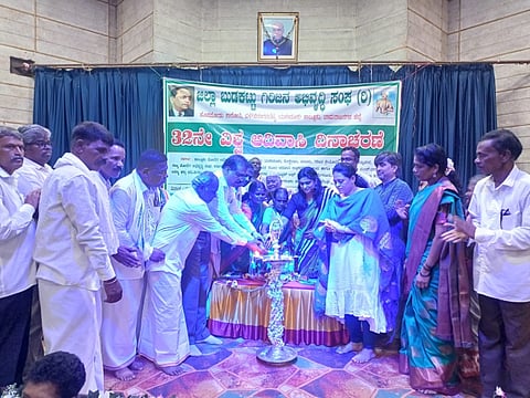 ಚಾಮರಾಜನಗರದ ಜೆ.ಎಚ್.ಪಟೇಲ್ ಸಭಾಂಗಣದಲ್ಲಿ ಸೋಮವಾರ ಆಯೋಜಿಸಿದ್ದ ವಿಶ್ವ ಆದಿವಾಸಿ ದಿನಾಚರಣೆ ಕಾರ್ಯಕ್ರಮವನ್ನು ಹೆಚ್ಚುವರಿ ಜಿಲ್ಲಾಧಿಕಾರಿ ಟಿ.ಜವರೇಗೌಡ ಉದ್ಘಾಟನೆ ಮಾಡಿದರು. ಬಿಂದ್ಯಾ, ಡಾ.ಸಿ.ಮಾದೇಗೌಡ, ರಂಗೇಗೌಡ, ಶೃತಿ, ಮಾದೇಶ್, ಕೋಣೂರೇಗೌಡ ಇತರರು ಇದ್ದರು.