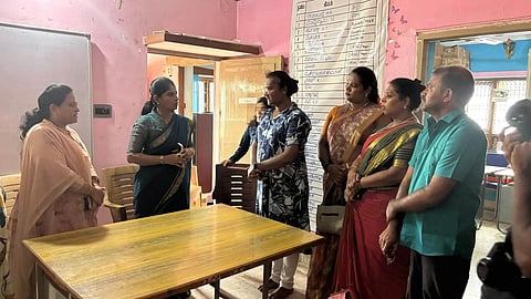 ಚಾಮರಾಜನಗರದ ಸಮತಾ ಸೊಸೈಟಿ ಸಂಸ್ಥೆಗೆ ಜಿಲ್ಲಾಧಿಕಾರಿ ಶ್ರೀರೂಪಾ ಭೇಟಿ ನೀಡಿ ಲಿಂಗತ್ವ ಅಲ್ಪಸಂಖ್ಯಾತರಲ್ಲಿ ಎಸ್‌ಐಆರ್ ಕುರಿತು ಜಾಗೃತಿ ಮೂಡಿಸಿದರು. ಸಂಸ್ಥೆಯ ಅಧ್ಯಕ್ಷೆ ದೀಪಾ ಬುದ್ಧೆ, ದೊಡ್ಡಸ್ವಾಮಿ, ಜಿಪಂ ಉಪ ಕಾರ್ಯದರ್ಶಿ ಶೃತಿ ಇತರರು ಇದ್ದರು.