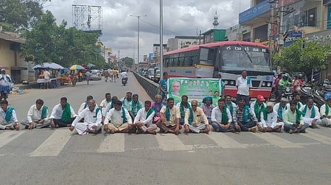 ಚಾಮರಾಜನಗರದ ಶ್ರೀಭುವನೇಶ್ವರಿ ವೃತ್ತದಲ್ಲಿ ರಾಜ್ಯ ರೈತ ಸಂಘ ಮತ್ತು ಹಸಿರು ಸೇನೆ ಮುಖಂಡರು ಸೋಮವಾರ ರಸ್ತೆ ತಡೆ ನಡೆಸಿ ಪ್ರತಿಭಟನೆ ನಡೆಸಿದರು. ರೈತ ನಾಯಕರಾದ ಮಹೇಶ್ ಪ್ರಭು, ಸಿದ್ದರಾಜು, ಶಿವಣ್ಣ, ಬೆಟ್ಟೇಗೌಡ, ಸಿದ್ದರಾಜು, ಪಳನಿಸ್ವಾಮಿ, ಮಲ್ಲಣ್ಣ, ಭಾಸ್ಕರ್ ಇತರರು ಹಾಜರಿದ್ದರು.