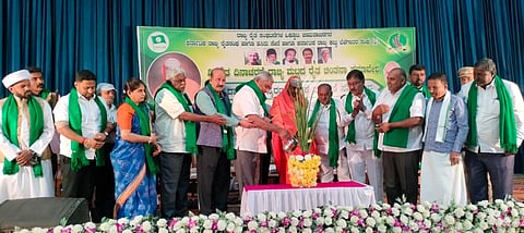 ಚಾಮರಾಜನಗರದ ನಗರದ ಡಾ.ರಾಜ್‌ಕುಮಾರ್ ರಂಗಮಂದಿರದಲ್ಲಿ ರಾಜ್ಯ ರೈತ ಸಂಘಟನೆಗಳ ಒಕ್ಕೂಟ, ರಾಜ್ಯ ಕಬ್ಬು ಬೆಳೆಗಾರರ ಸಂಘದ ವತಿಯಿಂದ ಶನಿವಾರ ಆಯೋಜಿಸಿದ್ದ ವಿಶ್ವ ರೈತ ದಿನಾಚರಣೆ ಮತ್ತು ರಾಜ್ಯಮಟ್ಟದ ರಯತ ಚಿಂತನಾ ಸಮಾವೇಶವನ್ನು ಸುತ್ತೂರು ಶ್ರೀಗಳು ಉದ್ಘಾಟಿಸಿದರು. ಸಚಿವ ಕೆ.ವೆಂಕಟೇಶ್, ಶಾಸಕರಾದ ಸಿ.ಪುಟ್ಟರಂಗಶೆಟ್ಟಿ, ಎ.ಆರ್.ಕೃಷ್ಣಮೂರ್ತಿ, ಹಳ್ಳಿಕೆರೆಹುಂಡಿ ಭಾಗ್ಯರಾಜ್, ತೇಜಸ್ವಿ ಪಟೇಲ್, ನಿಶಾಂತ್ ಮತ್ತು ಇತರರು ಇದ್ದರು.