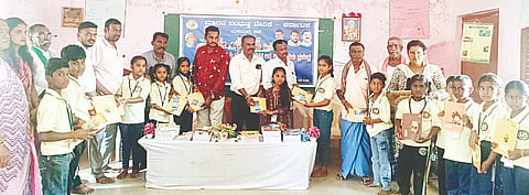 ಯಳಂದೂರು ತಾಲೂಕು ಆಲ್ಕೆರೆ ಅಗ್ರಹಾರ ಗ್ರಾಮದಲ್ಲಿ ಮಾನವ ಬಂಧುತ್ವ ವೇದಿಕೆ ಹಾಗೂ ಸರ್ಕಾರಿ ಹಿರಿಯ ಪ್ರಾಥಮಿಕ ಶಾಲೆ ಸಹಯೋಗದಲ್ಲಿ ಬುಧವಾರ ಆಯೋಜಿಸಿದ್ದ ಉಪನ್ಯಾಸ ಕಾರ್ಯಕ್ರಮದಲ್ಲಿ ವಿದ್ಯಾರ್ಥಿಗಳಿಗೆ ನೋಟ್‌ಬುಕ್ ಹಾಗೂ ಲೇಖನ ಸಾಮಗ್ರಿ ವಿತರಿಸಲಾಯಿತು. ಮದ್ದೂರು ದೊರೆಸ್ವಾಮಿ, ಎಸ್.ಸುಂದರ್ ಕಲಿವೀರ್, ಶಿವರಾಜ್, ಸಿದ್ದರಾಜು, ಲಕ್ಷ್ಮಣ್, ರೇವಣ್ಣ ಇದ್ದರು.