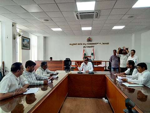 ಚಾಮರಾಜನಗರದ  ಜಿಲ್ಲಾಧಿಕಾರಿ ಕಚೇರಿ ಸಭಾಂಗಣದಲ್ಲಿ ಎಡಿಸಿ ಟಿ.ಜವರೇಗೌಡ ಅಧ್ಯಕ್ಷತೆಯಲ್ಲಿ ಮತದಾರರ ಪಟ್ಟಿ ವಿಶೇಷ ಸಮಗ್ರ ಪರಿಷ್ಕರಣೆ-2026ರ ಸಂಬಂಧ ನೋಂದಾಯಿತ ಮಾನ್ಯತೆ ಪಡೆದ ರಾಷ್ಟ್ರೀಯ ಹಾಗೂ ರಾಜ್ಯ ರಾಜಕೀಯ ಪಕ್ಷಗಳ ಪ್ರತಿನಿಧಿಗಳೊಂದಿಗೆ ಶುಕ್ರವಾರ ಸಭೆ ನಡೆಯಿತು. ಎಸ್.ಬಾಲಸುಬ್ರಹ್ಮಣ್ಯ, ಎನ್.ನಾಗಯ್ಯ, ಎಂ.ಚಿಕ್ಕಮಹದೇವ, ಎಸ್.ಮಹೇಶ್‌ಗೌಡ ಇತರರು ಇದ್ದರು.