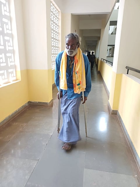 ಪಿಂಚಣಿ ಸ್ಥಗಿತಗೊಂಡಿರುವುದನ್ನು ಕೇಳಲು ಊರುಗೋಲಿನ ಸಹಾಯದಲ್ಲಿ ನಡೆಯುತ್ತಾ ಚಾಮರಾಜನಗರದ ಜಿಲ್ಲಾಡಳಿತ ಭವನಕ್ಕೆ ಆಗಮಿಸಿರುವ ಅಂಗವಿಕಲ ಜಡೇಗೌಡ