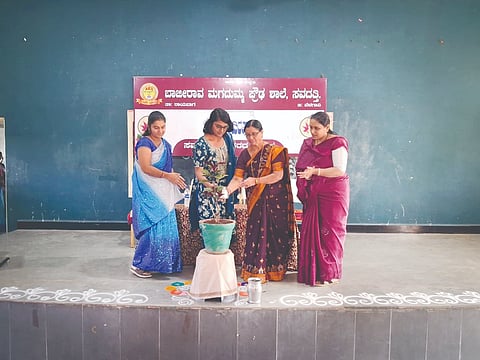ಬಾವನ ಸೌಂದತ್ತಿ ಗ್ರಾಮದ ಬಾಜೀರಾವ ಮಗದುಮ್ಮ ಪ್ರೌಢಶಾಲೆಯಲ್ಲಿ ಹಮ್ಮಿಕೊಂಡಿದ್ದ ವಿದ್ಯಾರ್ಥಿಗಳ, ತಾಯಂದಿರ ಸಭೆಯನ್ನು ಡಾ.ಆಯಿಷಾ ಪಾಟೀಲ ಉದ್ಘಾಟಿಸಿದರು. ಪ್ರೇರಣಾ ಪಾಟೀಲ, ಪಿ.ಜೆ.ಪಾಟೀಲ, ಸುಧಾ ವಾಳಕೆ ಇದ್ದರು.