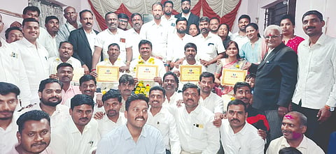 ರಾಯಬಾಗ ವಕೀಲರ ಸಂಘಕ್ಕೆ ಆಯ್ಕೆಯಾದ ಪದಾಧಿಕಾರಿಗಳಿಗೆ ಚುನಾವಣೆ ಅಧಿಕಾರಿ ಎ.ಬಿ.ಮಂಗಸೂಳೆ ಪ್ರಮಾಣಪತ್ರ ನೀಡಿ ಸತ್ಕರಿಸಿದರು. ಕೆ.ಆರ್.ಕೋಟಿವಾಲೆ, ಕೆ.ಎಲ್.ಕೆರೂರೆ, ಸವಿತಾ ಸಂಗೋಟೆ ಇತರರಿದ್ದರು.
