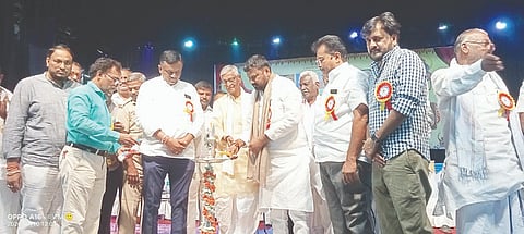 ಸಿಂಧನೂರಿನಲ್ಲಿ ಶನಿವಾರ ಶ್ರೀ ಮಹರ್ಷಿ ವಾಲ್ಮೀಕಿ ಖಾಸಗಿ ನೌಕರರ ಒಕ್ಕೂಟದ ನೂತನ ಪದಾಧಿಕಾರಿಗಳ ಪದಗ್ರಹಣ, ಪ್ರತಿಭಾ ಪುರಸ್ಕಾರ ಹಾಗೂ ಸಾಧಕರಿಗೆ ಸನ್ಮಾನ ಕಾರ್ಯಕ್ರಮವನ್ನು ಮಾಜಿ ಸಂಸದ ಕೆ.ವಿರೂಪಾಕ್ಷಪ್ಪ ಉದ್ಘಾಟಿಸಿದರು.