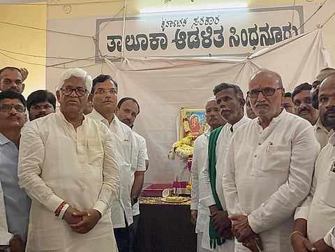 ಸಿಂಧನೂರಿನ ತಹಸಿಲ್ ಕಚೇರಿಯಲ್ಲಿ ಭಾನುವಾರ ಹೇಮರಡ್ಡಿ ಮಲ್ಲಮ್ಮ ಜಯಂತಿ ಆಚರಿಸಲಾಯಿತು. ಶಾಸಕ ಹಂಪನಗೌಡ ಬಾದರ್ಲಿ, ಮಾಜಿ ಸಚಿವ ವೆಂಕಟರಾವ ನಾಡಗೌಡ, ವೀರನಗೌಡ ಬಾದರ್ಲಿ, ಡಾ.ಬಿ.ಎನ್.ಪಾಟೀಲ್ ಇತರರಿದ್ದರು. 