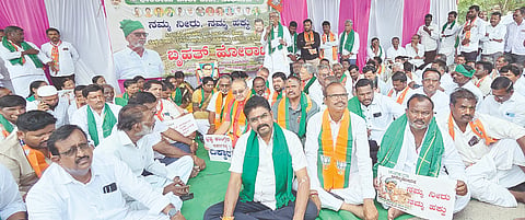 ಸಿಂಧನೂರಿನ ಮಿನಿವಿಧಾನಸೌಧದ ಮುಂದೆ ಬಿಜೆಪಿಯಿಂದ ಆಯೋಜಿಸಿದ್ದ ಪ್ರತಿಭಟನೆಯಲ್ಲಿ ಮಾಜಿ ಸಂಸದ ಕೆ.ವಿರೂಪಾಕ್ಷಪ್ಪ ಮಾತನಾಡಿದರು. 