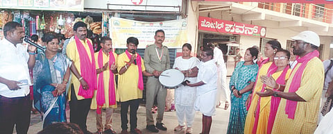 ಸಿಂಧನೂರಿನ ಬಸ್ ನಿಲ್ದಾಣದಲ್ಲಿ ರಾಷ್ಟ್ರೀಯ ಆರೋಗ್ಯ ಅಭಿಯಾನದಡಿ ಬೀದಿ ನಾಟಕ ಪ್ರದರ್ಶನ ಮೂಲಕ ಆರೋಗ್ಯ ಜಾಗೃತಿ ಮೂಡಿಸಲಾಯಿತು. 