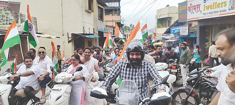ಸಂಕೇಶ್ವರದಲ್ಲಿ ಹರ ಘರ್ ತಿರಂಗಾ ಅಭಿಯಾನದ ಅಂಗವಾಗಿ ಬೈಕ್ ರ‌್ಯಾಲಿ ನಡೆಯಿತು. ಶಾಸಕ ನಿಖಿಲ ಕತ್ತಿ, ಪವನ ಕತ್ತಿ, ಶಿವಾನಂದ ಮುಡಶಿ ಇತರರಿದ್ದರು.