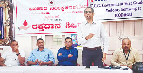 ಸೋಮವಾರಪೇಟೆ ಸರ್ಕಾರಿ ಆಸ್ಪತ್ರೆಯಲ್ಲಿ ನಡೆದ ರಕ್ತದಾನ ಶಿಬಿರದಲ್ಲಿ ಮಡಿಕೇರಿಯ ರಕ್ತನಿಧಿ ಕೇಂದ್ರದ ವೈದ್ಯರಾದ ಕರುಂಬಯ್ಯ ಮಾತನಾಡಿದರು. ಜಮೀರ್, ಉದಯ್, ಲೋಕೇಶ್ ಇತರರು ಇದ್ದರು.