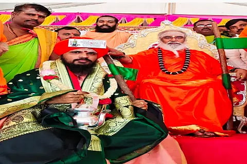 ಶಿರಾಳಕೊಪ್ಪ ಸಮೀಪದ ಕಡೆನಂದಿಹಳ್ಳಿಯಲ್ಲಿ ಆಯೋಜಿಸಿದ್ದ ಧರ್ಮ ಸಮಾರಂಭದಲ್ಲಿ ಗುರು ಪಟ್ಟಾಧಿಕಾರ ವಹಿಸಿಕೊಂಡ ರೇವಣಸಿದ್ದೇಶ್ವರ ಸ್ವಾಮೀಜಿ ಅವರನ್ನು ಶ್ರೀ ರಂಭಾಪುರಿ ಜಗದ್ಗುರುಗಳು ಆಶೀರ್ವದಿಸಿದರು. ಶ್ರೀ ಪ್ರಭು ಸಾರಂಗದೇವ ಶಿವಾಚಾರ್ಯ ಸ್ವಾಮೀಜಿ ಇತರರಿದ್ದರು.