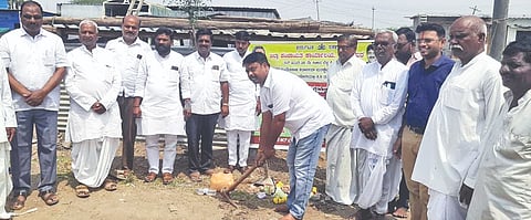 ತಾಳಿಕೋಟೆ ತಾಲೂಕಿನ ಕೊಣ್ಣೂರ ಗ್ರಾಮದಲ್ಲಿ 1 ಕೋಟಿ ರೂ.ವೆಚ್ಚದ ಸಿಸಿ ರಸ್ತೆ ಕಾಮಗಾರಿಗೆ ಮುಖಂಡ ಶರಣು ದೇಶಮುಖ ಚಾಲನೆ ನೀಡಿದರು. ಮುದೇಪ್ಪಗೌಡ ಹಡಲಗೇರಿ, ಜಿ.ಜಿ. ಪಾಟೀಲ, ಮತ್ತಿತರರಿದ್ದರು.