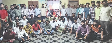ತಾಳಿಕೋಟೆ ಪಟ್ಟಣದ ಅಂಬಾಭವಾನಿ ಮಂದಿರದಲ್ಲಿ ರಜಪೂತ ಸಮಾಜ ಮತ್ತು ಚೇತಕ್ ಸಂಘದ ವತಿಯಿಂದ ಮಹಾ ರಾಣಾ ಪ್ರತಾಪಸಿಂಹ್ ಅವರ ಜಯಂತ್ಯುತ್ಸವ ನಿಮಿತ್ತ ಅವರ ಭಾವಚಿತ್ರಕ್ಕೆ ವೇ. ಭೀಮಾಶಂಕರ ಜೋಶಿ ಪೂಜೆ ಸಲ್ಲಿಸಿದರು. ಭೀಮಾಶಂಕರ ಜೋಶಿ, ಹರಿಸಿಂಗ್ ಮೂಲಿಮನಿ, ಗೋವಿಂದ ಸಿಂಗ್ ಮೂಲಿಮನಿ ಮತ್ತಿತರರಿದ್ದರು.