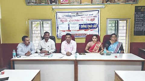 ತಲ್ಲೂರ ಗ್ರಾಪಂ ಸಭಾಂಗಣದಲ್ಲಿ ಈಚೆಗೆ ಕಾಯಕ ಗ್ರಾಮಸಭೆ ಜರುಗಿತು. ಆನಂದ ಬಡಕುಂದ್ರಿ, ರಾವೇಂದ್ರಕುಮಾರ ಎಸ್​.ಪಿ, ಕವಿತಾ ಬಾಲರಡ್ಡಿ, ರುಕ್ಮಿಣಿ ನಾಯ್ಕರ ಇತರರಿದ್ದರು.