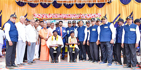 ತಲ್ಲೂರ ಗ್ರಾಮದಲ್ಲಿ ನಿವೃತ್ತ ಹವಾಲ್ದಾರರಾದ ಮಹಾಂತೇಶ ಕೊಪ್ಪದ ಹಾಗೂ ಶಿವಾನಂದ ಗಾಣಿಗೇರ ಅವರನ್ನು ಇಂಚಲದ ಪೂರ್ಣಾನಂದ ಭಾರತಿ ಸ್ವಾಮೀಜಿ ಸನ್ಮಾನಿಸಿದರು. ಸಂಜೀವಕುಮಾರ ದೇಸಾಯಿ, ಆರ್​.ಐ.ಹಿರೇಮಠ, ಬಸಪ್ಪ ಅಂಗಡಿ, ಮಹಾರುದ್ರಪ್ಪ ಉಪ್ಪಿನ, ಶಂಕರಗೌಡ ಪಾಟೀಲ ಇತರರಿದ್ದರು.