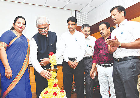 ಮಾನಸ ಗಂಗೋತ್ರಿಯ ಮಾಳವೀಯ ಮಿಷನ್ ಶಿಕ್ಷಕರ ತರಬೇತಿ ಕೇಂದ್ರ (ಎಂಎಂಟಿಟಿಸಿ) ದಲ್ಲಿ ಬುಧವಾರ ಆಯೋಜಿಸಿದ್ದ ಪುನಶ್ವೇತನ ಶಿಬಿರವನ್ನು ಪ್ರೊ.ಎಂ.ಆರ್.ಗಂಗಾಧರ್ ಉದ್ಘಾಟಿಸಿದರು. ಪ್ರೊ.ಎಚ್.ಪಿ ಜ್ಯೋತಿ, ಪ್ರೊ.ವೈ.ಎಚ್ ನಾಯಕವಾಡಿ, ಡಾ.ಎಲ್.ನಂಜುಂಡಸ್ವಾಮಿ ಇದ್ದರು.