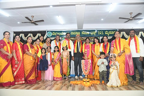 ನೇಗಿಲಯೋಗಿ ಸಮಾಜ ಸೇವಾ ಟ್ರಸ್ಟ್, ನೇಗಿಲಯೋಗಿ ಮಹಿಳೆಯರ ಹಿತೈಷಿಗಳ ಸೇವಾ ಬಳಗದಿಂದ ನಗರದಲ್ಲಿ ಭಾನುವಾರ ಆಯೋಜಿಸಿದ್ದ ಕನ್ನಡ ರಾಜ್ಯೋತ್ಸವ ಹಾಗೂ ಮಕ್ಕಳ ದಿನಾಚರಣೆಯಲ್ಲಿ ಡಾ.ಕೆ.ಮಾಲತಿ, ಎಂ. ಬಿ.ಮಂಜೇಗೌಡ, ರವಿಕುಮಾರ್, ಜೆ.ಶೋಭಾ, ಡಾ.ನಿ.ಗೂ.ರಮೇಶ್, ಶ್ಯಾಮೇಶ್ ಅತ್ತಿಗುಪ್ಪೆ, ಡಾ.ಮೀನಾ ಕುಮಾರಿ, ರಾಣಿ ಮಹೇಶ್, ವಿಜಯಲಕ್ಷ್ಮೀ ಇದ್ದರು.
