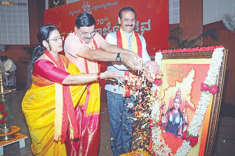 ನಗರದ ಕ್ರಾಫರ್ಡ್ ಭವನದಲ್ಲಿ ಸೋಮವಾರ ಆಯೋಜಿಸಿದ್ದ ಕನ್ನಡ ರಾಜ್ಯೋತ್ಸವ ಕಾರ್ಯಕ್ರಮವನ್ನು ನಿವೃತ್ತ ಪ್ರಾಧ್ಯಾಪಕ ಪ್ರೊ.ಎಂ.ಕೃಷ್ಣೇಗೌಡ ಉದ್ಘಾಟಿಸಿದರು. ಪ್ರೊ.ಎನ್.ಕೆ.ಲೋಕನಾಥ್, ಎಂ.ಕೆ.ಸವಿತಾ ಇದ್ದರು.