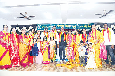 ನೇಗಿಲಯೋಗಿ ಸಮಾಜ ಸೇವಾ ಟ್ರಸ್ಟ್, ನೇಗಿಲಯೋಗಿ ಮಹಿಳೆಯರ ಹಿತೈಷಿಗಳ ಸೇವಾ ಬಳಗದಿಂದ ನಗರದಲ್ಲಿ ಭಾನುವಾರ ಆಯೋಜಿಸಿದ್ದ ಕನ್ನಡ ರಾಜ್ಯೋತ್ಸವ ಹಾಗೂ ಮಕ್ಕಳ ದಿನಾಚರಣೆಯಲ್ಲಿ ಡಾ.ಕೆ.ಮಾಲತಿ, ಎಂ. ಬಿ.ಮಂಜೇಗೌಡ, ರವಿಕುಮಾರ್, ಜೆ.ಶೋಭಾ, ಡಾ.ನಿ.ಗೂ.ರಮೇಶ್, ಶ್ಯಾಮೇಶ್ ಅತ್ತಿಗುಪ್ಪೆ, ಡಾ.ಮೀನಾ ಕುಮಾರಿ, ರಾಣಿ ಮಹೇಶ್, ವಿಜಯಲಕ್ಷ್ಮೀ ಇದ್ದರು.