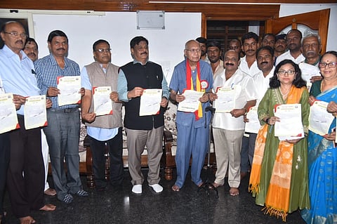 ವಿಜಯನಗರದಲ್ಲಿರುವ ಸಚಿವ ಡಾ.ಎಚ್.ಸಿ. ಮಹದೇವಪ್ಪ ಅವರ ನಿವಾಸದಲ್ಲಿ ಕನ್ನಡ ಪುಸ್ತಕ ಪ್ರಾಧಿಕಾರದ ಮನೆಗೊಂದು ಗ್ರಂಥಾಲಯ ಯೋಜನೆಗೆ  ಸಾಹಿತಿ ಡಾ.ಸಿ.ಪಿ.ಕೃಷ್ಣಕುಮಾರ್ ಚಾಲನೆ ನೀಡಿದರು. ಡಾ. ಮಾನಸ,  ಅಂಶಿ ಪ್ರಸನ್ನಕುಮಾರ್,  ಚಂದ್ರಶೇಖರ್ ಇನ್ನಿತರರಿದ್ದರು